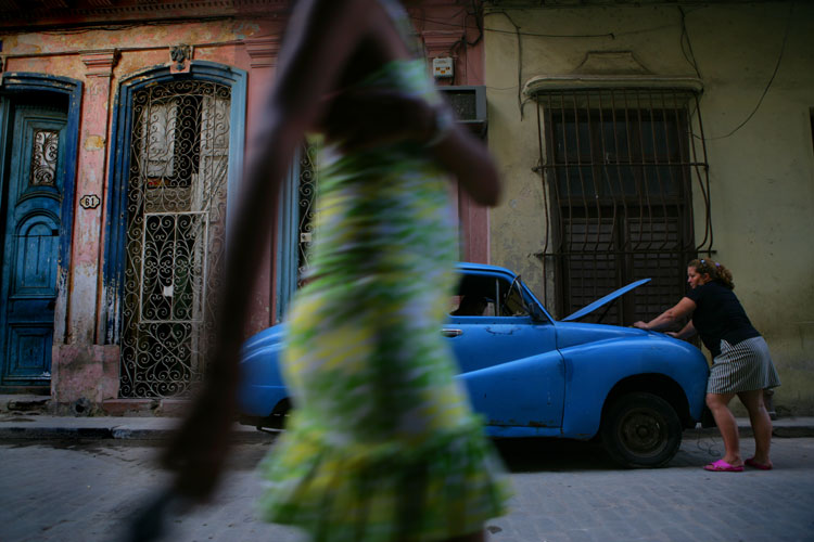 The Beauty  and the Broken down Car : Havana : Cuba