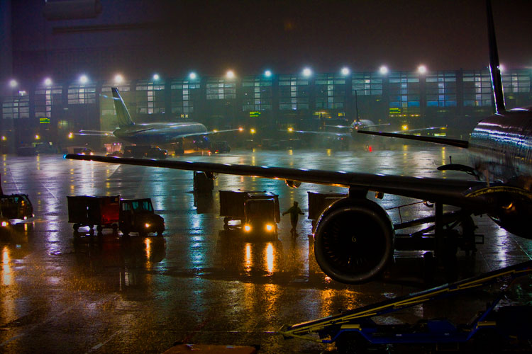 Baggage Handlers and the Storm Over Chicago : O Hare International Airport : Illinois